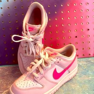 I’m selling female Nike dunks band shoes and tote bags !!! Great price